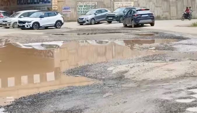 noida road mainhole issue