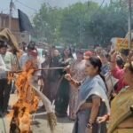 नारी शक्ति के मुद्दे पर गरमाई सियासत, भाजपाइयो ने जलाया राहुल-अखिलेश का पुतला