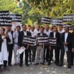 अखिलेश यादव का पुतला दहन: कन्नौज में भड़के अधिवक्ता, जिलाधिकारी को सौंपा ज्ञापन