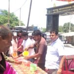 बड़े मंगल पर चिकित्सा अधीक्षक ने कराया शरबत व बूंदी का वितरण